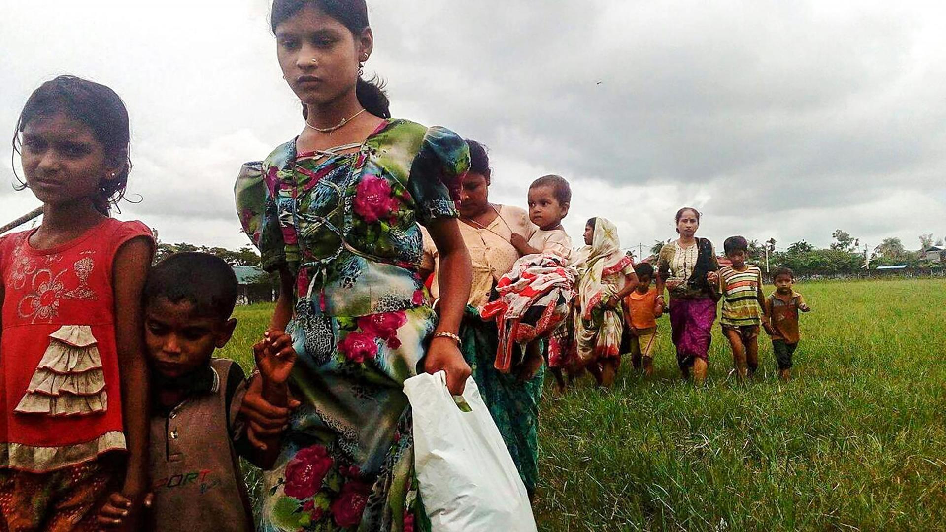 Frauen und Kinder fliehen vor den Kämpfen im Nordwesten von Myanmar.