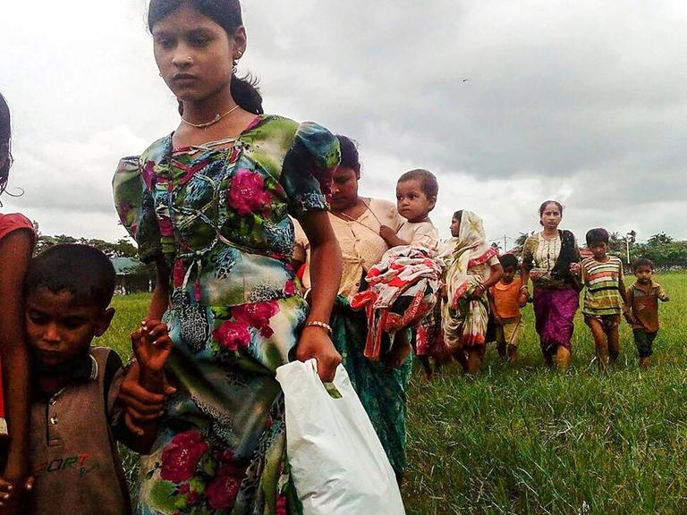 Frauen und Kinder fliehen vor den Kämpfen im Nordwesten von Myanmar.