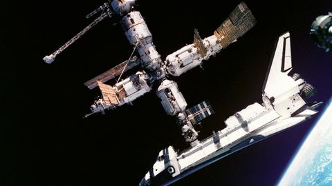 Die Raumfähre Atlantis hat während der STS-71-Mission an die russische Raumstation MIR angedockt