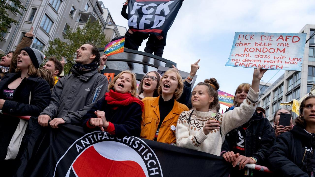 Teilnehmer einer Gegendemonstration in Berlin halten Schilder und Banner hoch. Sie protestieren am Tag der Deutschen Einheit 2019 gegen eine Demonstration Rechtsextremer.
