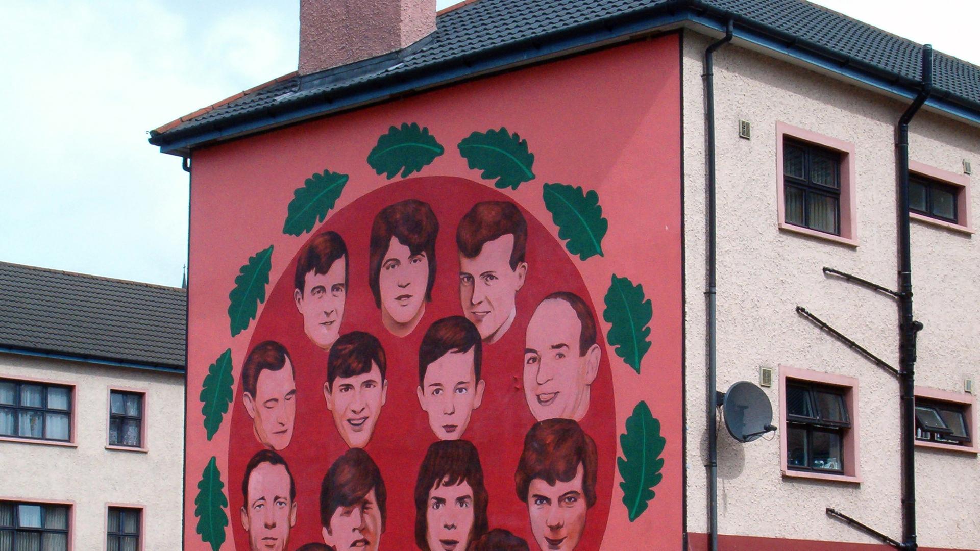 Ein Wandgemälde an einem Haus erinnert an die Opfer des "Bloody Sunday", den Blutsonntag von Londonderry am 30. Januar 1972, als eine irisch-nationalistische Demonstration durch britische Sicherheitskräfte niedergeschlagen wurde.