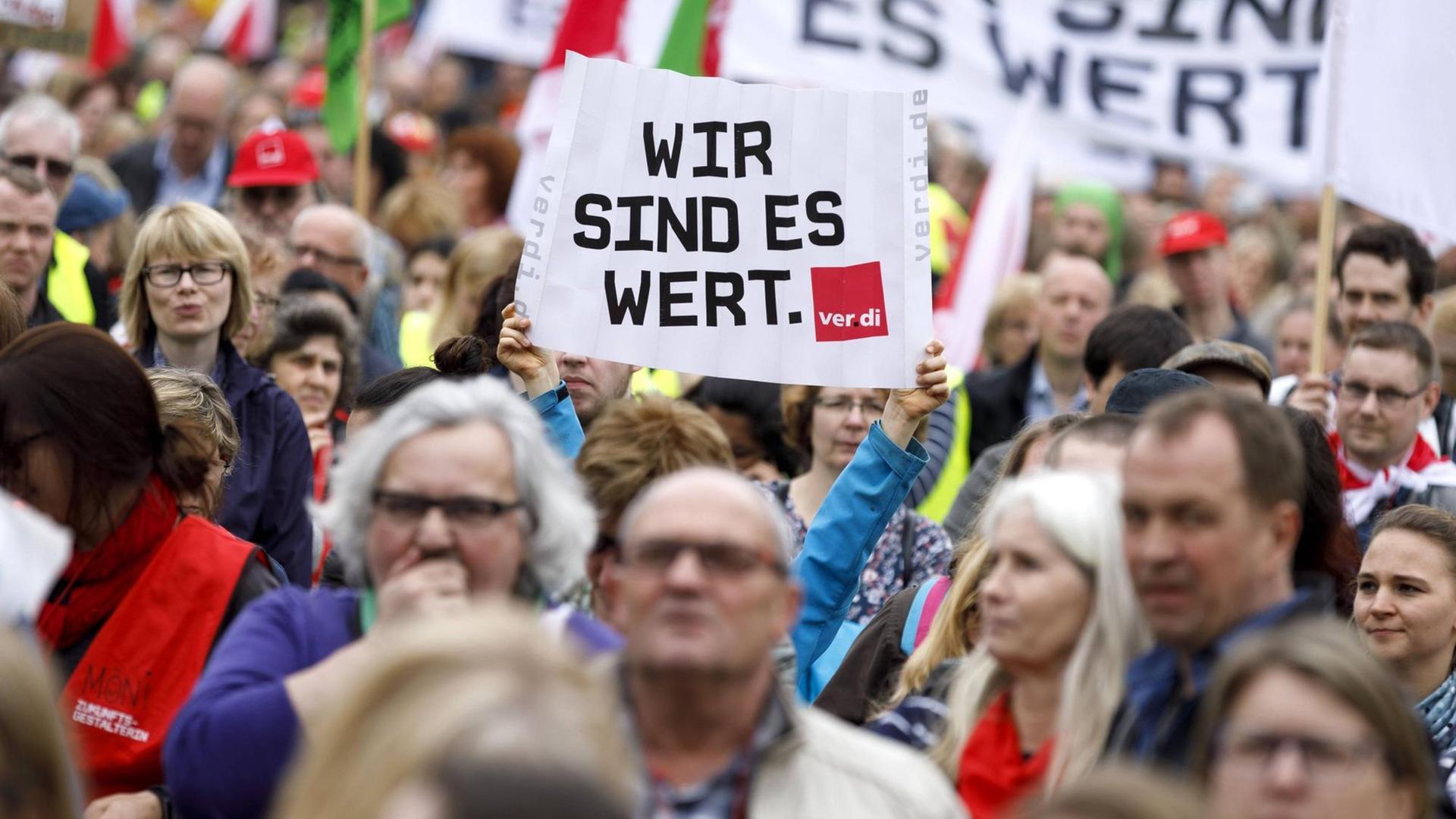 Demonstranten bei einem Verdi-Warnstreik in Köln am 10.04.2018