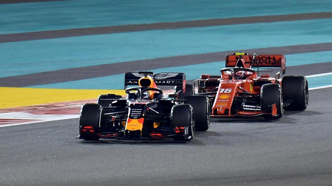 Überholmanöver von Formel-1-Pilot Max Verstappen von Aston Martin Red Bull Racing an Charles Leclerc im Ferrari beim Grand Prix von Abu Dhabi.