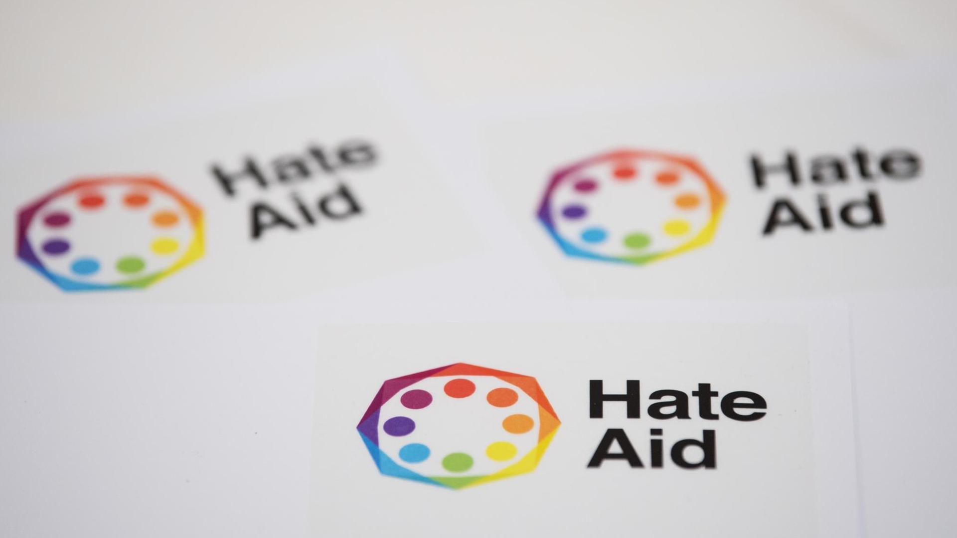 Logos der Initiative "HateAid" liegen während einer Pressekonferenz zur Gründung der Organisation auf einem Tisch.