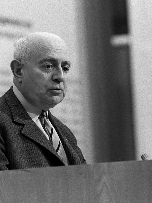 Theodor Adorno an einem Rednerpult