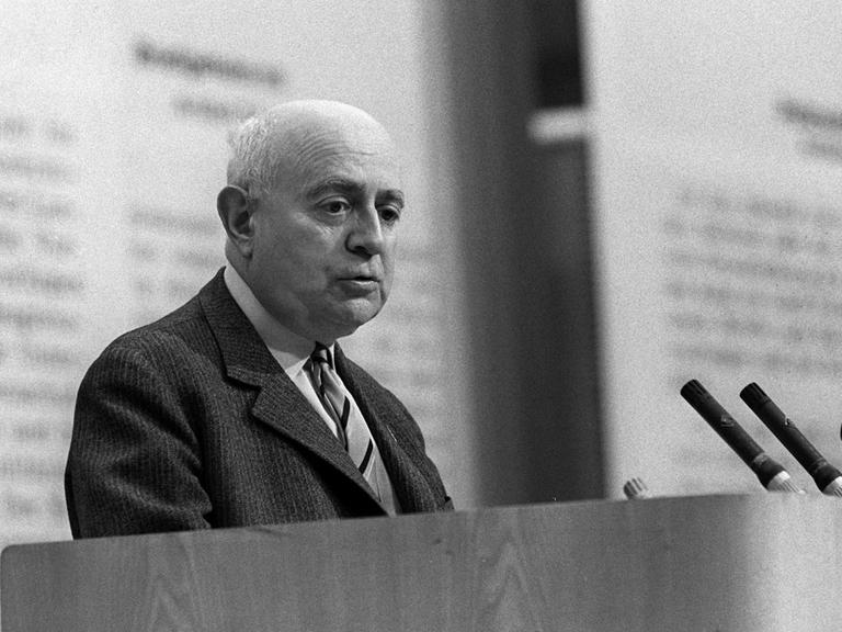 Theodor Adorno an einem Rednerpult