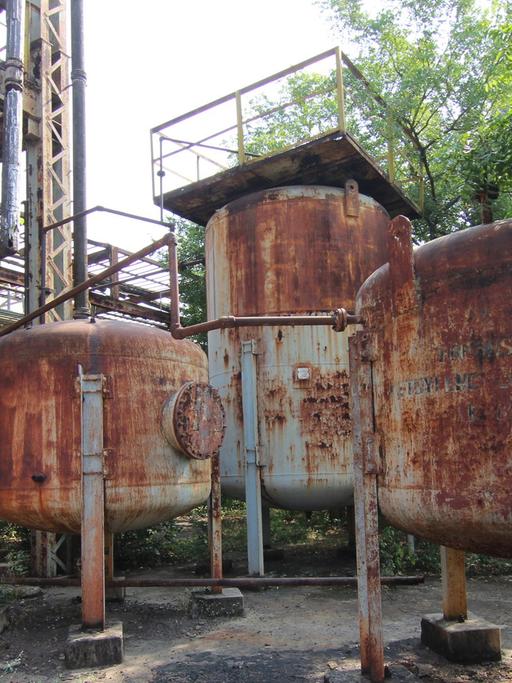 Verrostete Tanks stehen am 28.10.2014 vor dem alten Fabrikgebäude der Union Carbide Fabrik in Bhopal, Indien. Es war der schlimmste Chemieunfall aller Zeiten - Vor 30 Jahren explodierten Tonnen von hochgiftigem Methylisocyanat im indischen Bhopal.