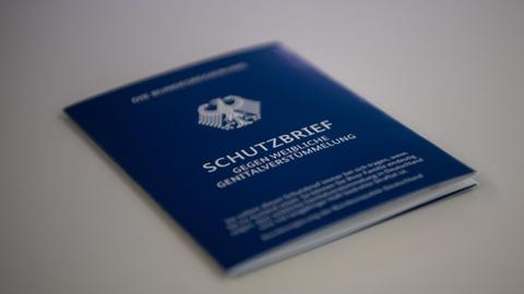 Ein Schutzbrief liegt aufgeschlagen auf einem Tisch.