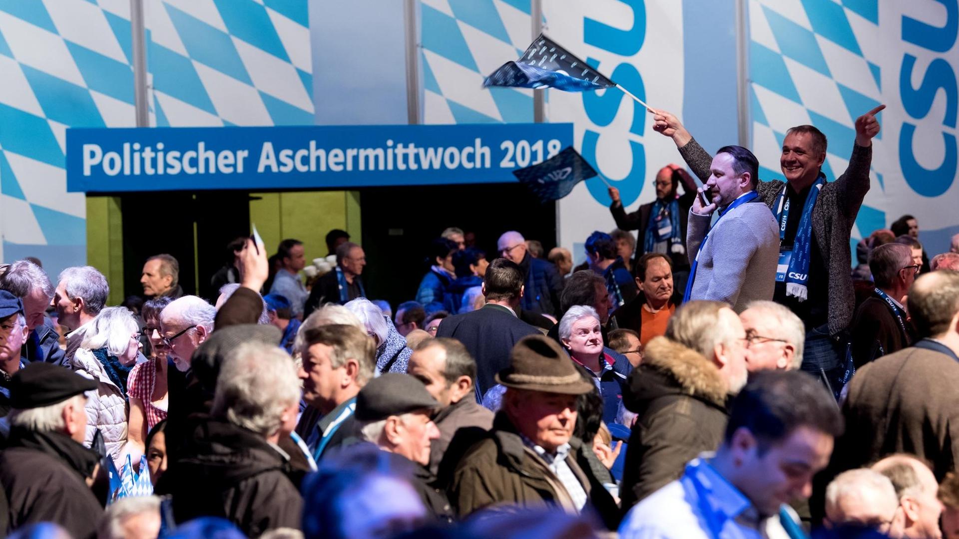 14.02.2018, Bayern, Passau: CSU-Anhänger kommen beim politischen Aschermittwoch der CSU in die Dreiländerhalle. Foto: Sven Hoppe/dpa | Verwendung weltweit