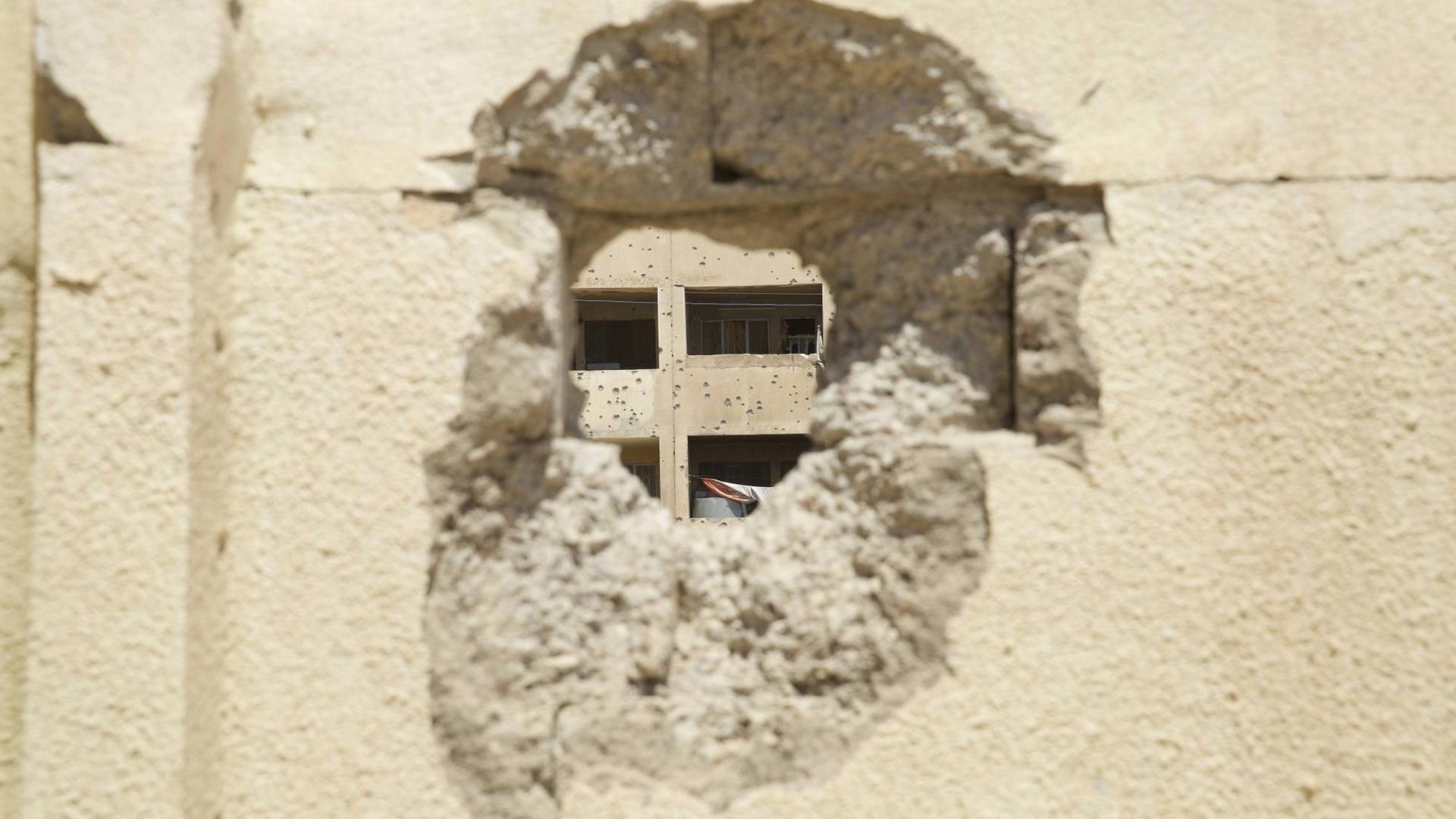 Einschusslöcher in einer Häuserwand in Mosul nach der Befreiung vom IS.