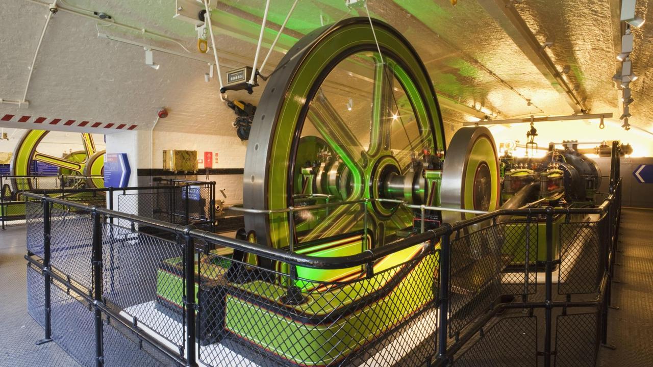 Maschinen im Inneren der Tower Bridge in London, die für die Hydraulik zuständig ist.