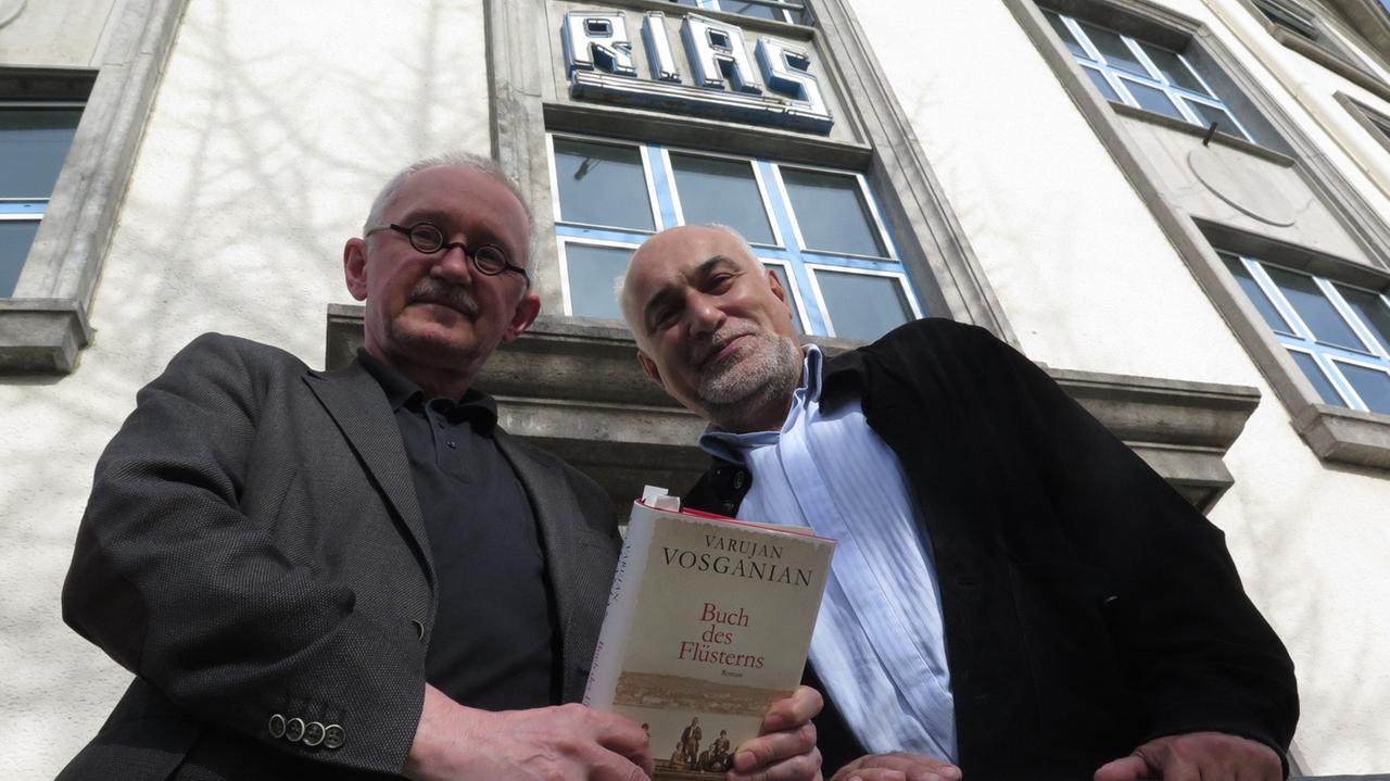 Varujan Vosganian (r.) und sein Übersetzer Ernest Wichner mit dem "Buch des Flüsterns" vor dem Funkhaus von Deutschlandradio Kultur, aus dem einst der RIAS sendete. 