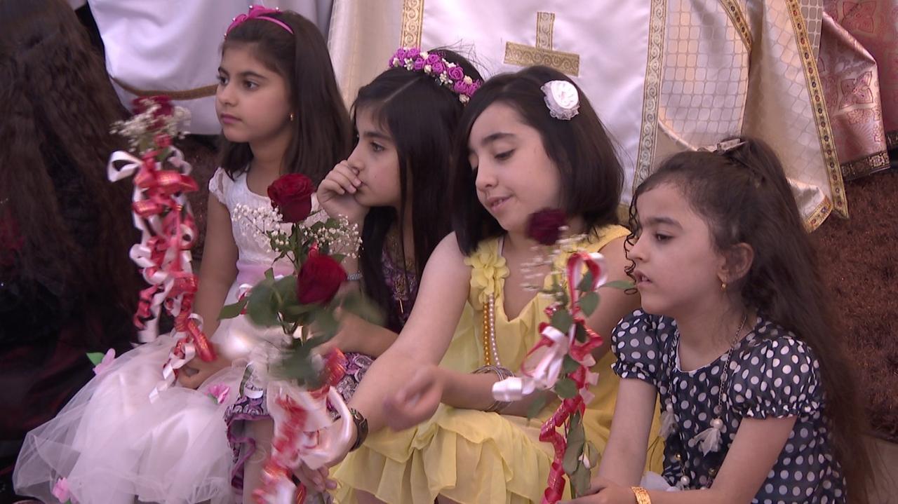 Mädchen in festlichen Kleidern. Gibt es noch Hoffnung für ihre Zukunft im Irak?