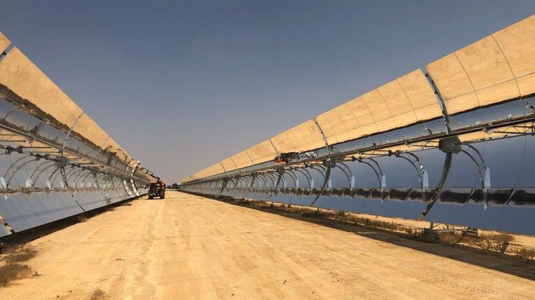 Durch eine Rinne in der Solarthermie Kraftwerksanlage bei Ashalim in der israelischen Wüste Negev fährt ein Reinigungsfahrzeug, das die Spiegel putzt.