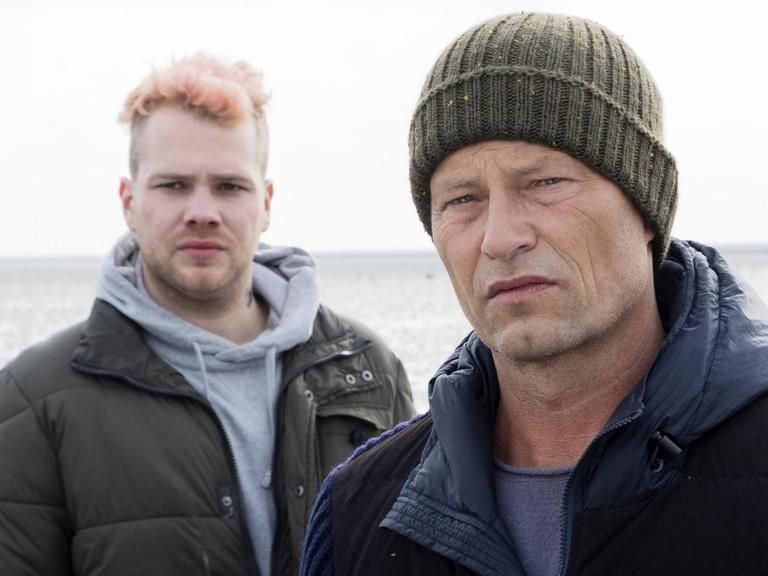 Szene aus dem Tatort "Tschill out": Tom Nix (Ben Münchow) und Nick (Til Schweiger) stehen nebeneinander.