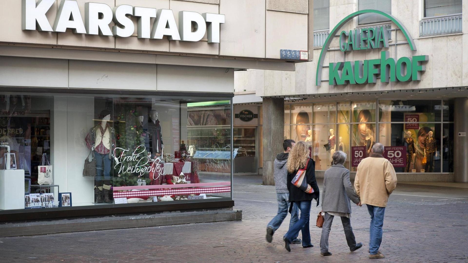 Fußgängerzone in Trier, wo die Filialen von Karstadt und Kaufhof direkt nebeneinander liegen.