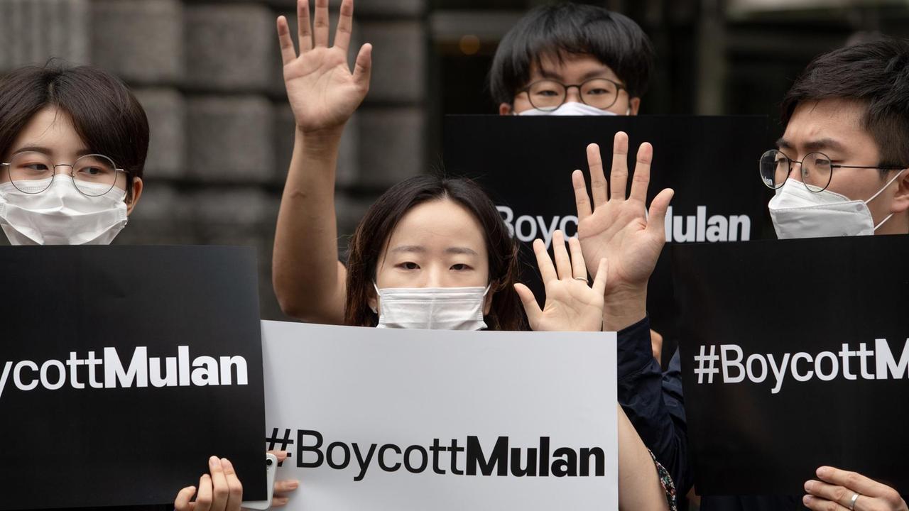 Demonstranten in Südkorea tragen Schilder mit der Aufschrift #BoycottMulan