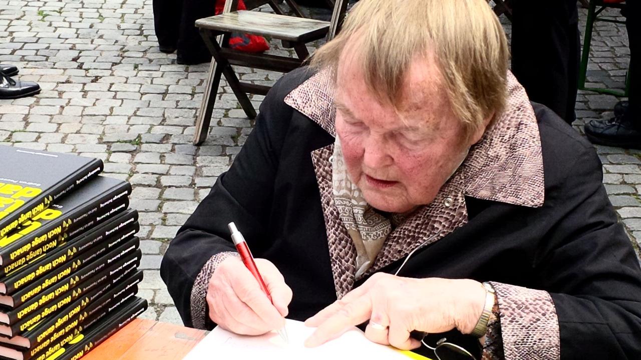 Gudrun Pausewang, 87, signiert ihr Anti-Atom-Buch "Noch lange danach", Nachfolger des Jugendbuch-Klassikers "Die Wolke"