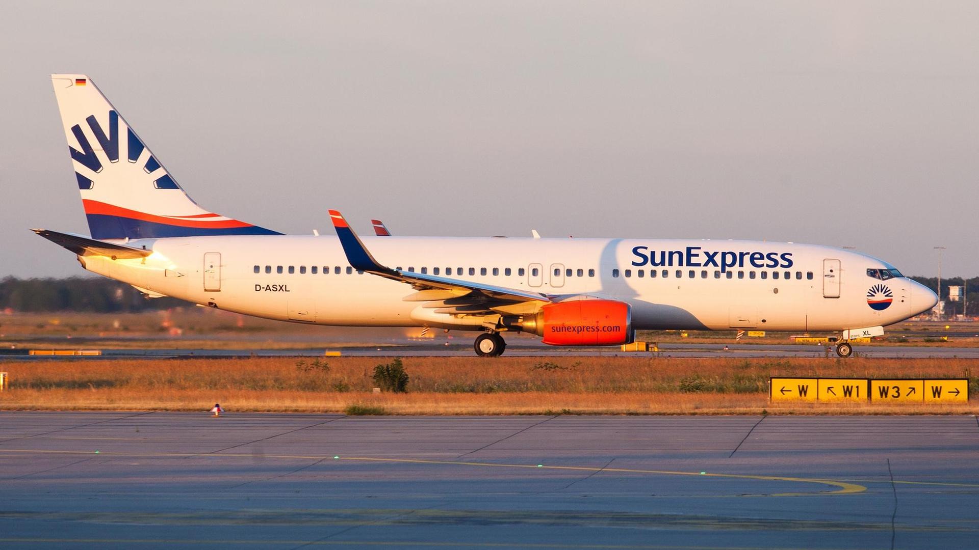 Eine Boeing 737-800 der Fluggesellschaft SunExpress in Frankfurt am Main (Hessen) Eine Boeing 737-800 der Fluggesellschaft SunExpress in Frankfurt am Main (Hessen)