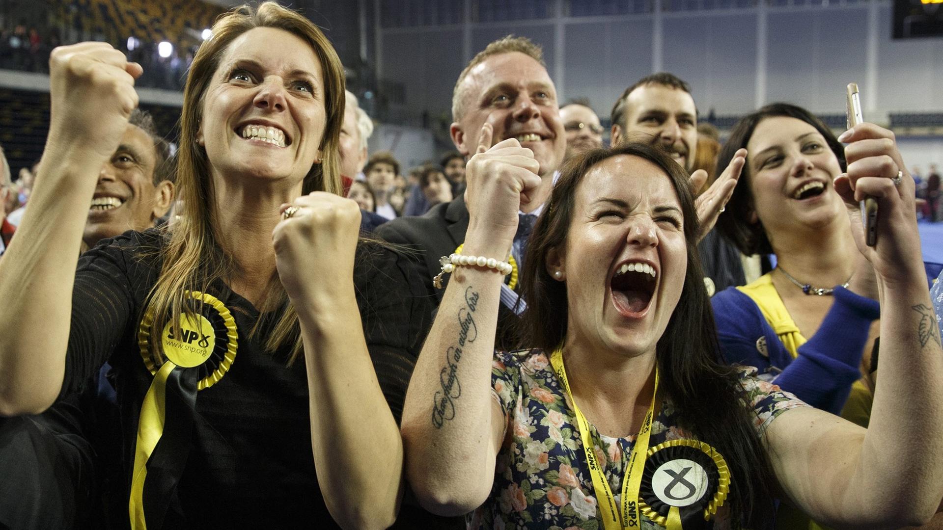 Anhänger der Schottischen Nationalpartei (SNP) feiern in der Wahlnacht in Glasgow den Erdrutschsieg ihrer Partei