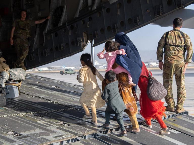 Eine afghanische Familie, Mutter mit ihren Kindern, ist auf dem Weg in ein Frachtflugzeug des US-Militärs, um vom Flughafen in Kabul ausgeflogen zu werden. 20210824_szp_z03_065 Copyright: xSgt.xDonaldxR.xAllen/USAFx