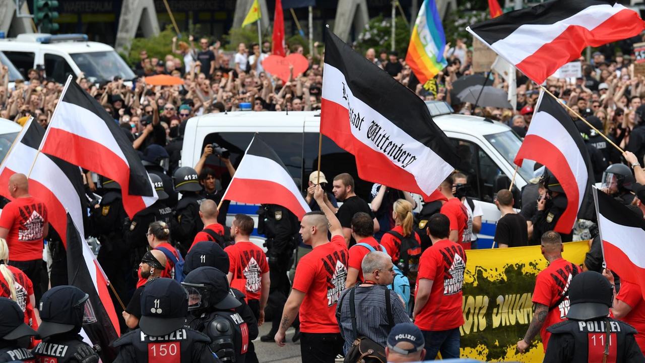 Teilnehmer einer Demonstration der rechtsextremen NPD-Nachwuchsorganisation Junge Nationaldemokraten ziehen durch Chemnitz.