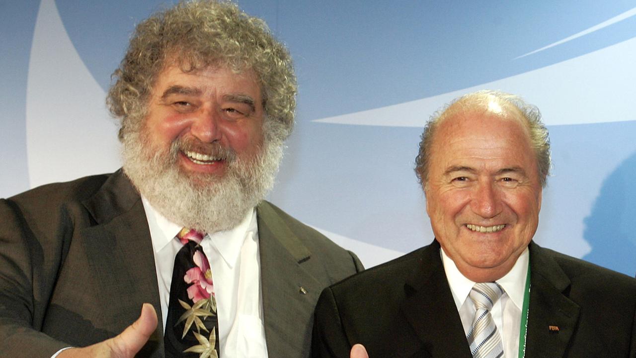 Das frühere FIFA-Exekutivkomitee-Mitglied Chuck Blazer (links) und FIFA-Präsident Joseph Blatter posieren 2005 zu Beginn einer Pressekonferenz in Frankfurt/Main.
