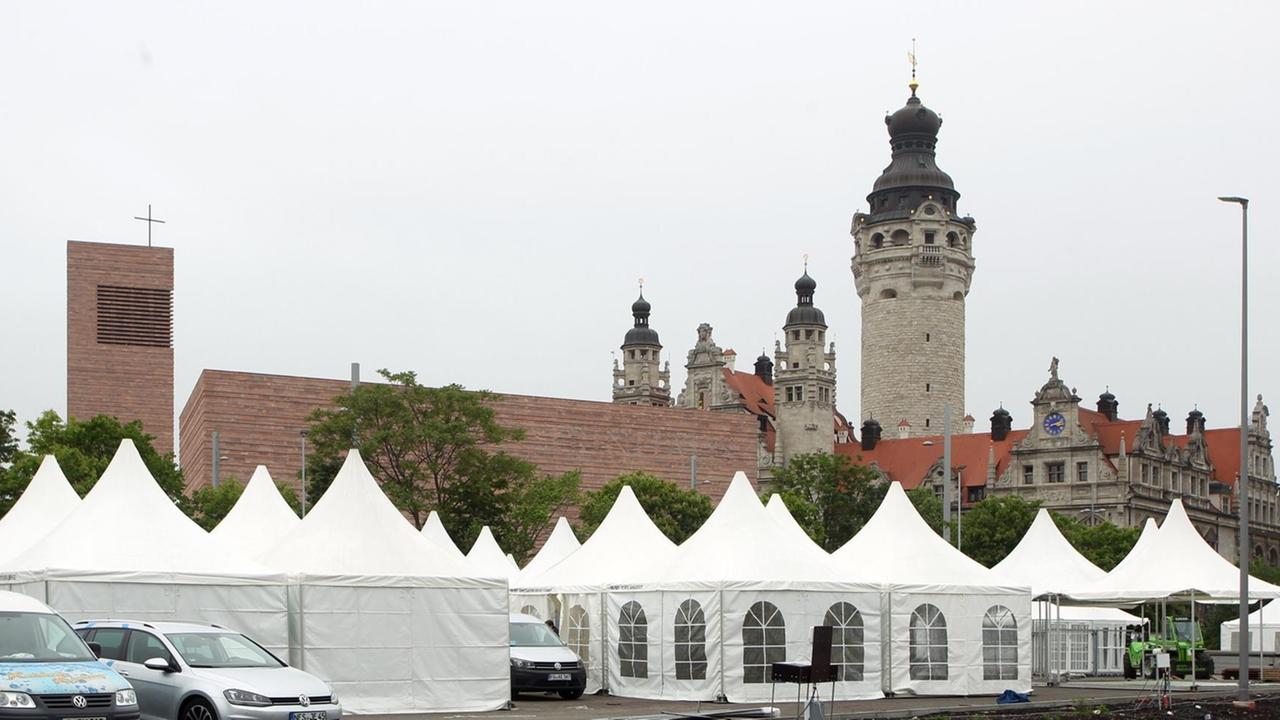 Veranstaltungspavillons stehen für den Katholikentag auf dem Leuschner-Platz in Leipzig.