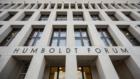 Der Schriftzug des Humboldt Forums vor der Eröffnung. Das Humboldt Forum im wiederaufgebauten Berliner Schloss soll nach gut sieben Jahren Bauzeit und mehrfach verschobener Eröffnung am Dienstag (16. Dezember) seine Pforten öffnen - coronabedingt zunächst nur digital.