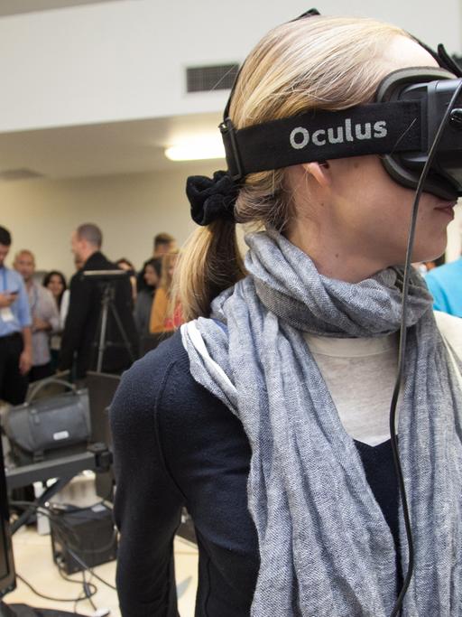 Eine Teilnehmerin des Executive Programs probiert im «Innovation Lab» der Singularity University eine Oculus Rift Brille aus (undatierte Aufnahme). Foto: Singularity University/dpa (zu dpa: «Wenn der Roboter den Chef (fast) abschafft» vom 07.04.2016) (Achtung: Nur für die redaktionelle Verwendung bei aktueller Berichterstattung und bei Nennung der Quelle: Singularity University)