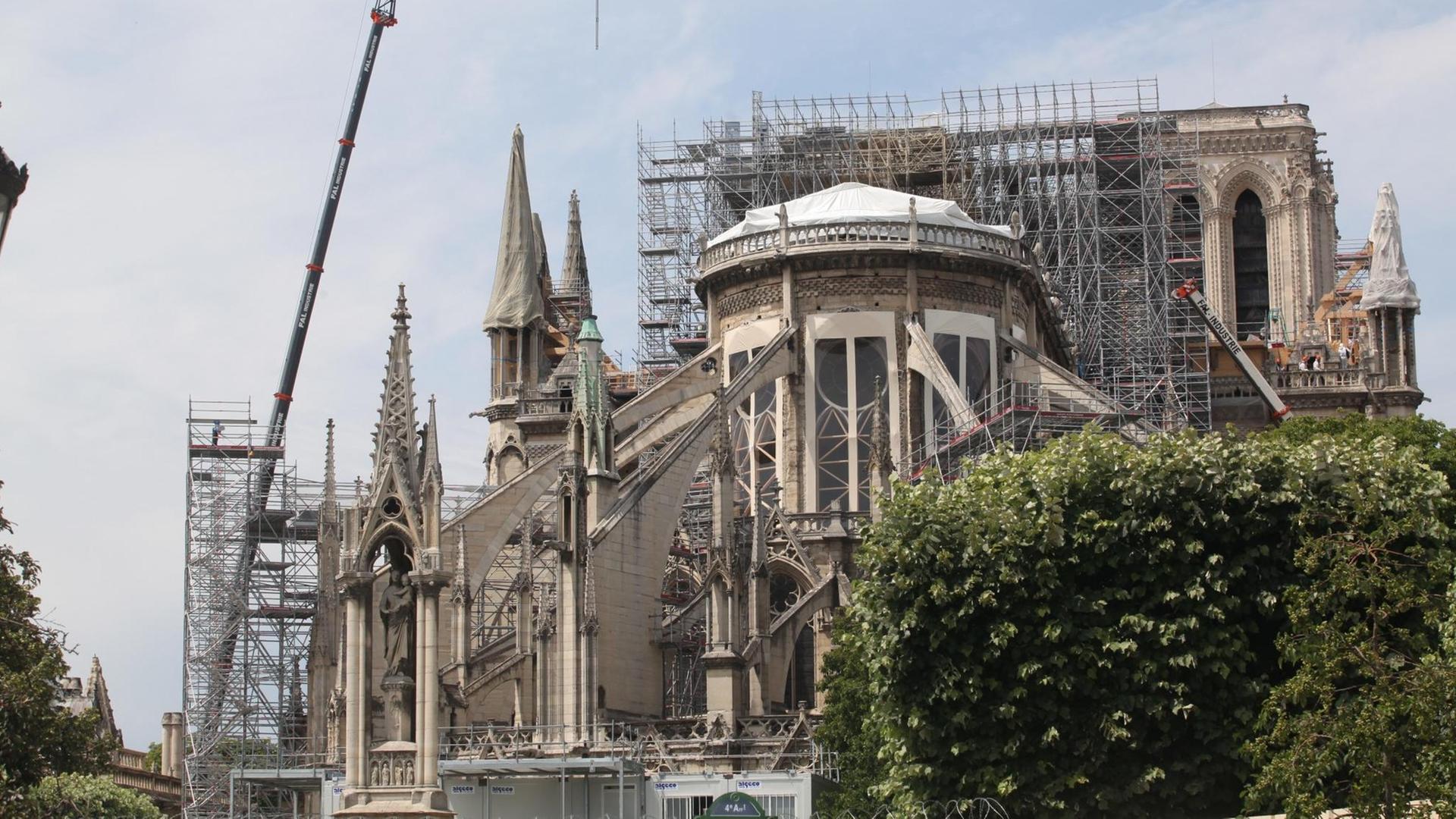 Stahlgerüste am Chor und dem Dach von Notre-Dame stützen einsturzgefährdete Stellen des Bauwerks.