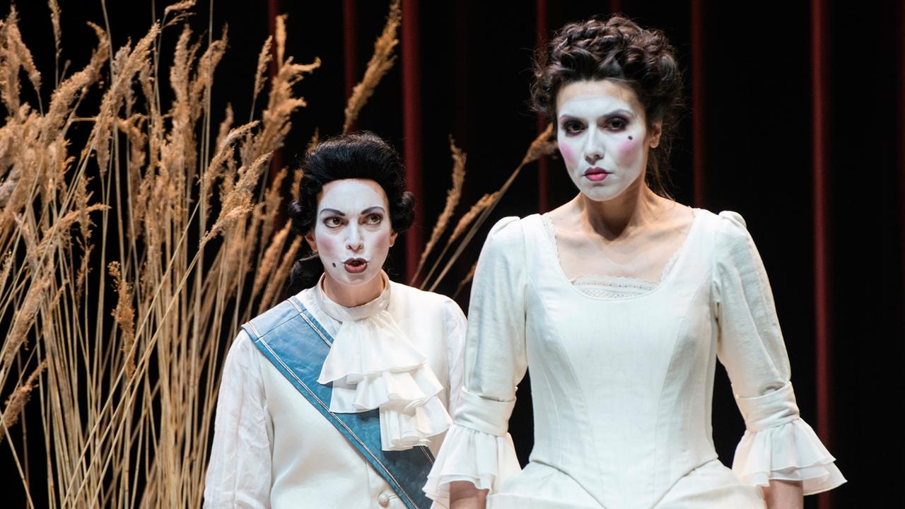 Katarina Bradić als Lavinia (rechts) mit Olivia Vermeulen (Turno) in der Oper "Amor vien dal destino" in Berlin