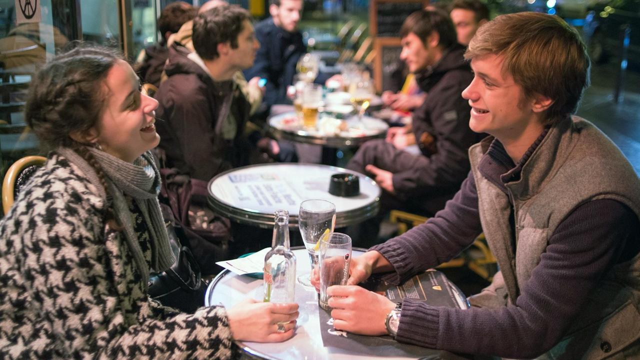 Junge Menschen in einer Bar in Paris