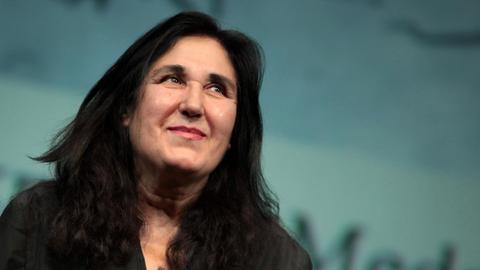 Die Schriftstellerin Emine Sevgi Özdamar lächelt im Staatstheater in Mainz nachdem sie mit der Carl-Zuckmayer-Medaille 2010 vom Ministerpräsidenten des Landes Rheinland-Pfalz ausgezeichnet worden ist.