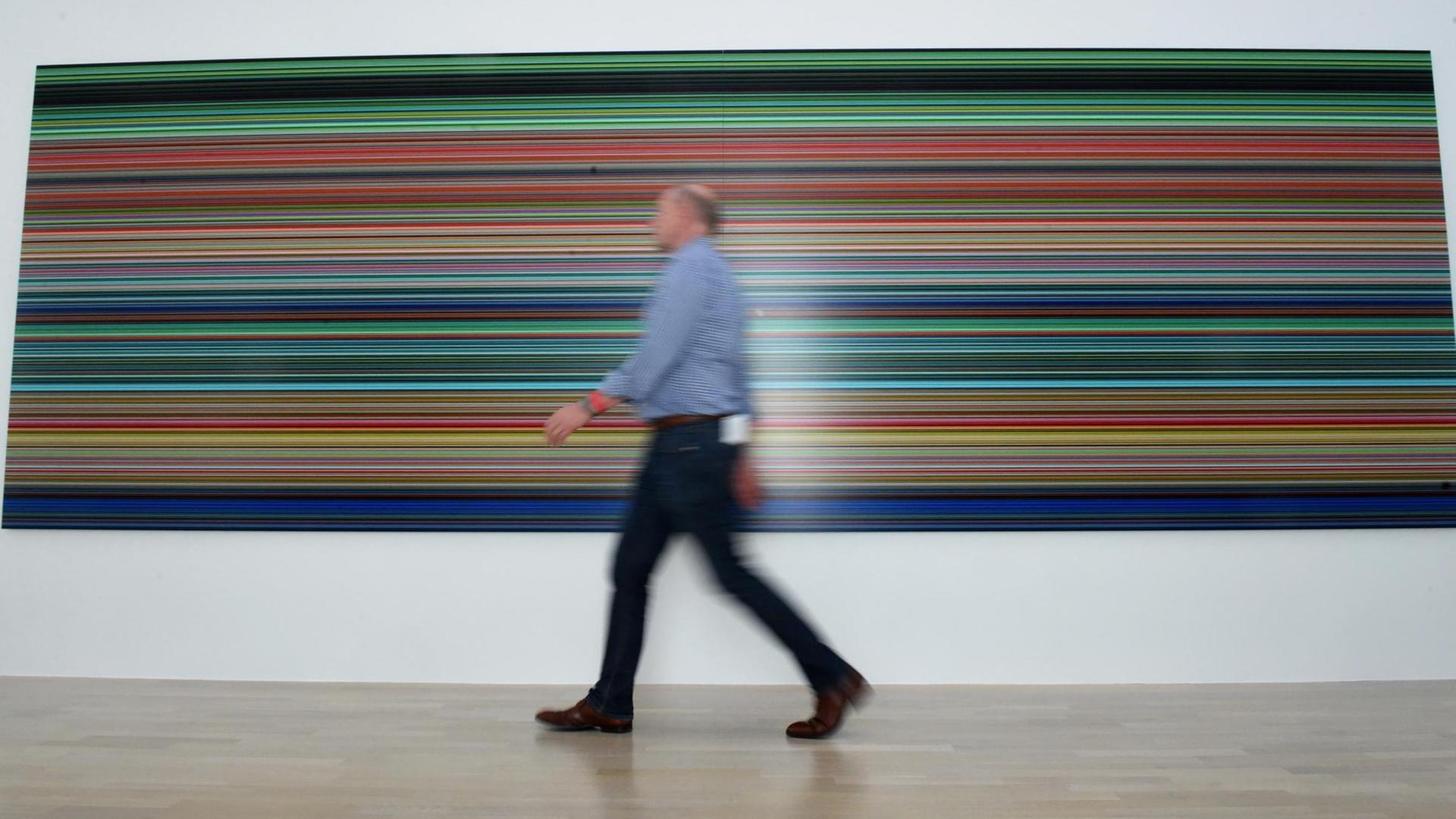 Ein Besucher geht an dem Bild des Künstlers Gerhard Richter, Strip, 2012 in der Städtischen Galerie im Lenbachhaus am 03.07.2016 in München (Bayern) vorbei.