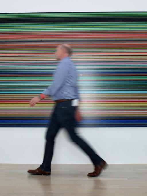 Ein Besucher geht an dem Bild des Künstlers Gerhard Richter, Strip, 2012 in der Städtischen Galerie im Lenbachhaus am 03.07.2016 in München (Bayern) vorbei.