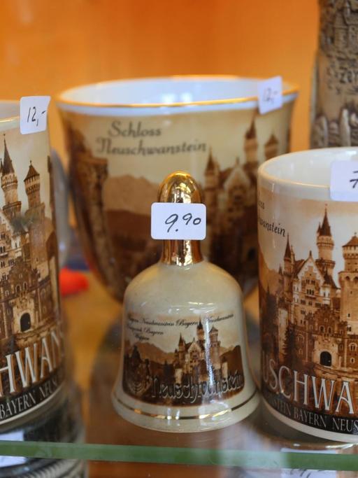 Braune Tassen mit dem Aufdruck des brühmten Schlosses und dem Namen Neuschwanstein