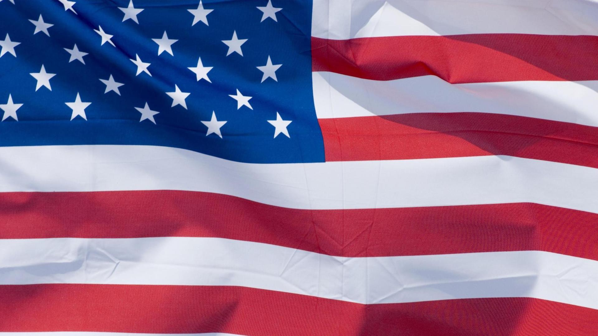 Flagge wehend, USA, Nordamerika | Verwendung weltweit, Keine Weitergabe an Wiederverkäufer.