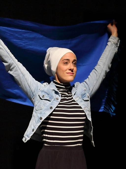 Nina Reithmeier (als Fatima) hält während der Fotoprobe zu Dschabber im Grips Theater am Hansaplatz in Berlin ein blaues Kopftuch. Premiere war am 8. November 2018.