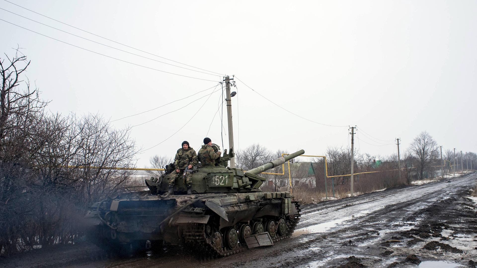Ein ukrainischer Panzer im Dorf Tonenke, etwa fünf Kilometer von Donezk entfernt.