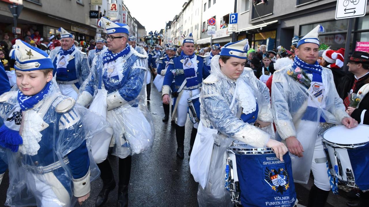 Das Bild zeigt die Karnevals-Gruppe von den Blauen Funken beim Zug durch die Stadt. Das Bild zeigt die Karnevals-Gruppe von den Blauen Funken beim Zug durch die Stadt.