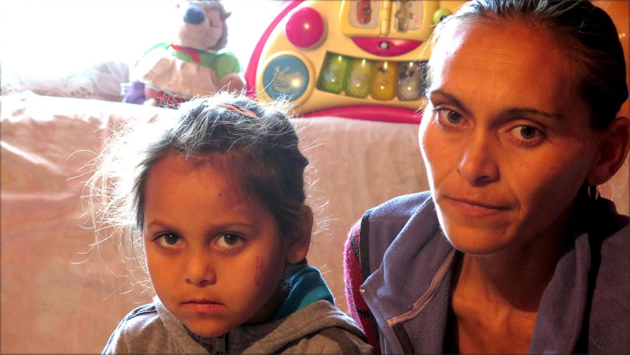  "Wir schlagen so durch, von einem Tag zum nächsten." – Anna und ihre Tochter Sorina. Im rumänischen Ort Zlatna hat die Kupfermine zu gemacht, seitdem hat hier kaum jemand Arbeit.