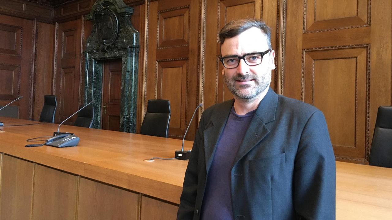 Porträt von Immanuel Baumann im Saal 600 des Nürnberger Gerichtsgebäudes.