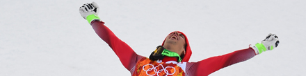 Der Skifahrer Sandro Viletta aus der Schweiz streckt seine beiden Arme nach außen und freut sich über seine Goldmedaille. Der Skifahrer Sandro Viletta aus der Schweiz streckt seine beiden Arme nach außen und freut sich über seine Goldmedaille.