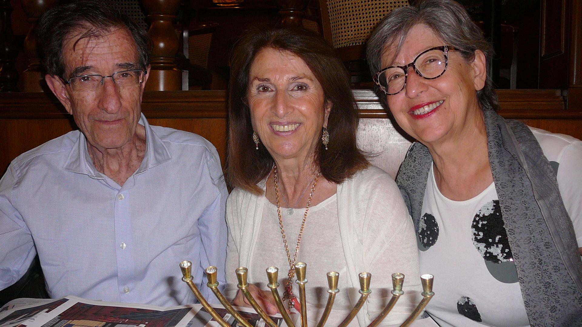 Evelyne Aouate (in der Mitte) mit Mistreitern des "Sizilianischen Instituts für jüdische Studien" – und der gestifteten Menorah