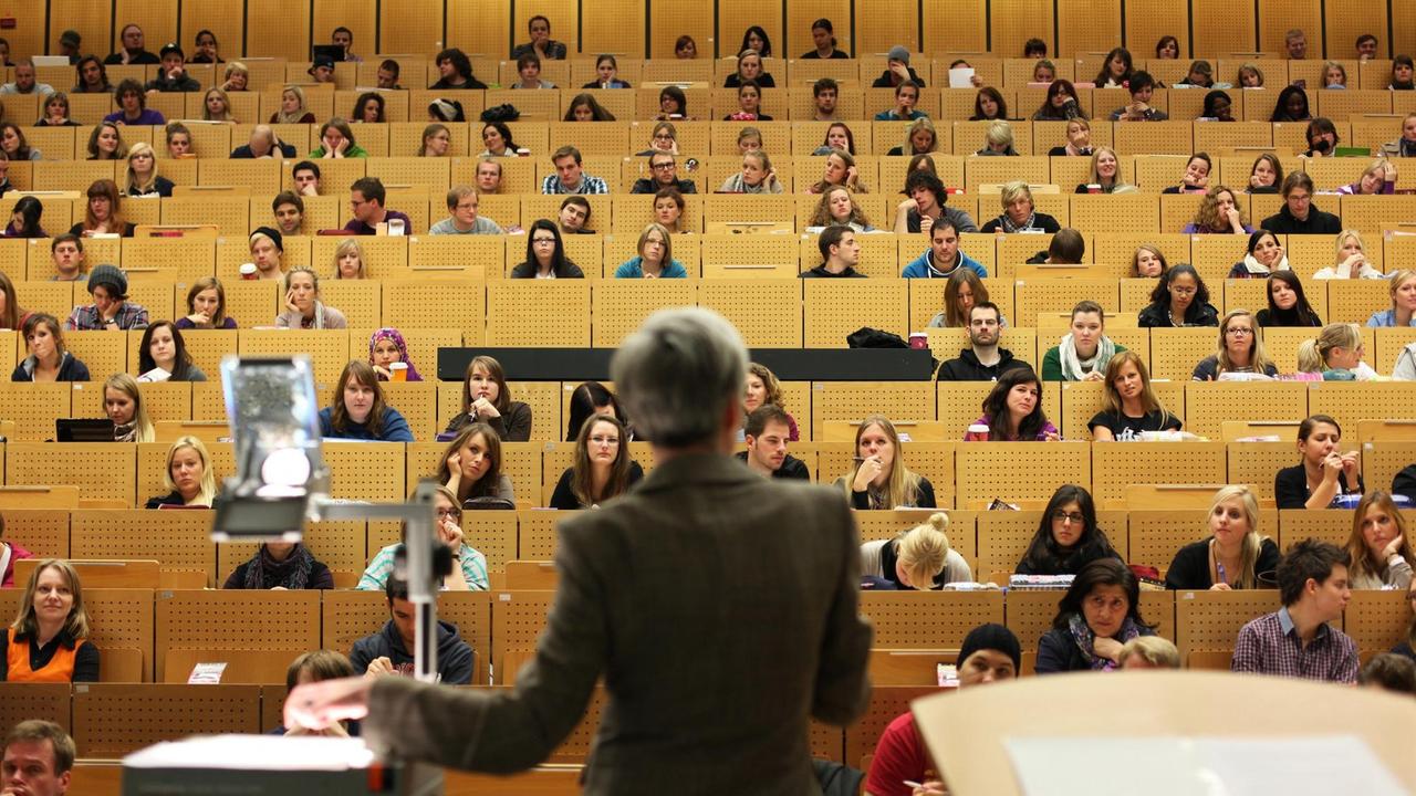 Eine Professorin hält in einem Hörsaal eine Vorlesung.