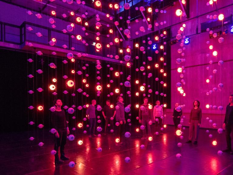 Die Licht- und Klanginstallation des Künstlers Tim O. Roth in einem alten Reaktorgebäude der Technischen Universität München. Die Installation macht unsichtbare Teilchen (Neutrinos) sichtbar und erlebbar.