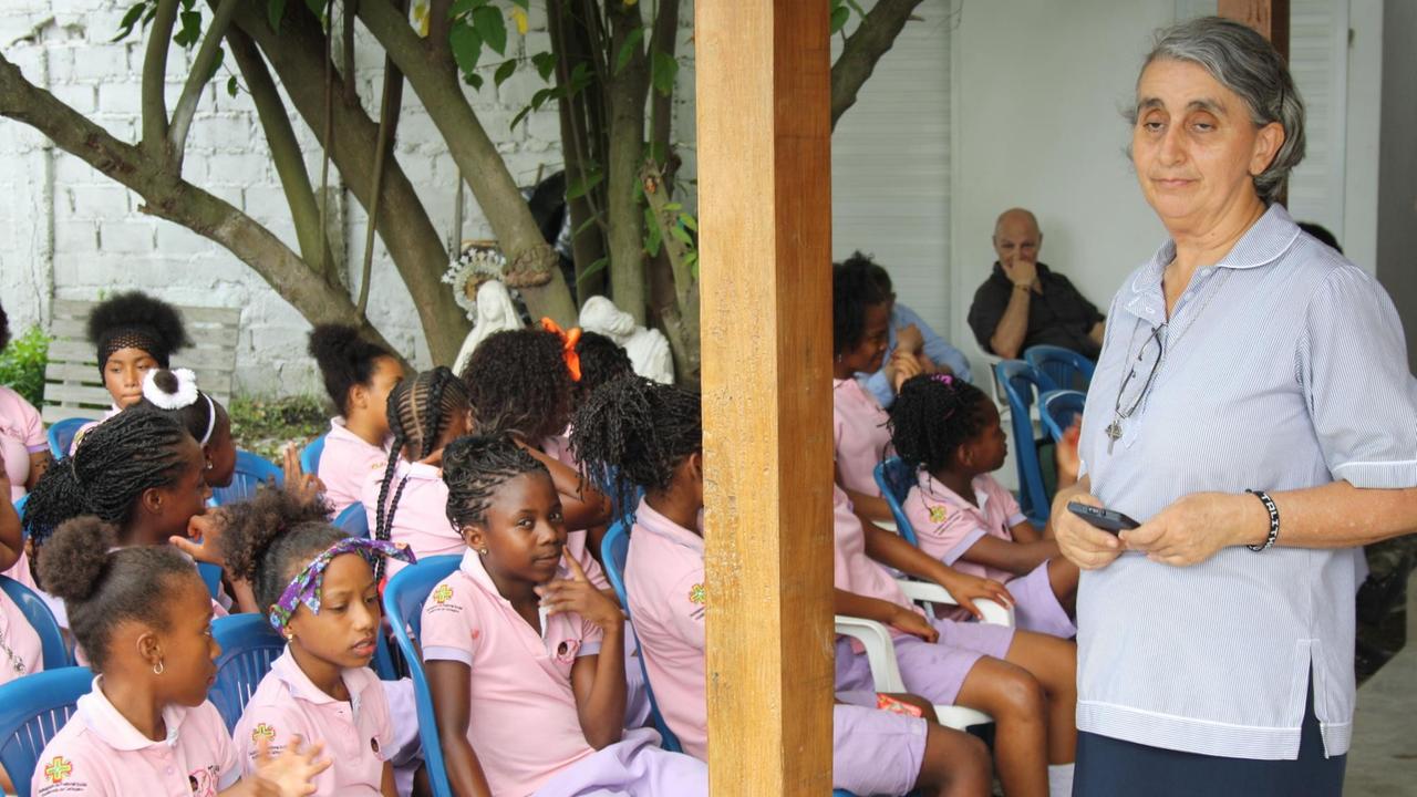 Mädchen im Zentrum Talitha Qum im Stadtteil San Francisco in Cartagena und Leiterin Blanca Nubia Lopez