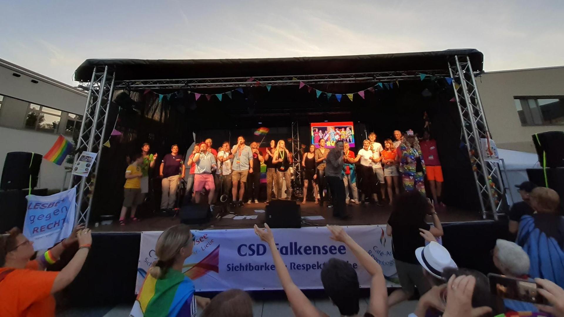 Blick auf die Bühne des ersten CSD 2019 in Falkensee