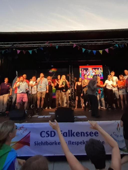 Blick auf die Bühne des ersten CSD 2019 in Falkensee